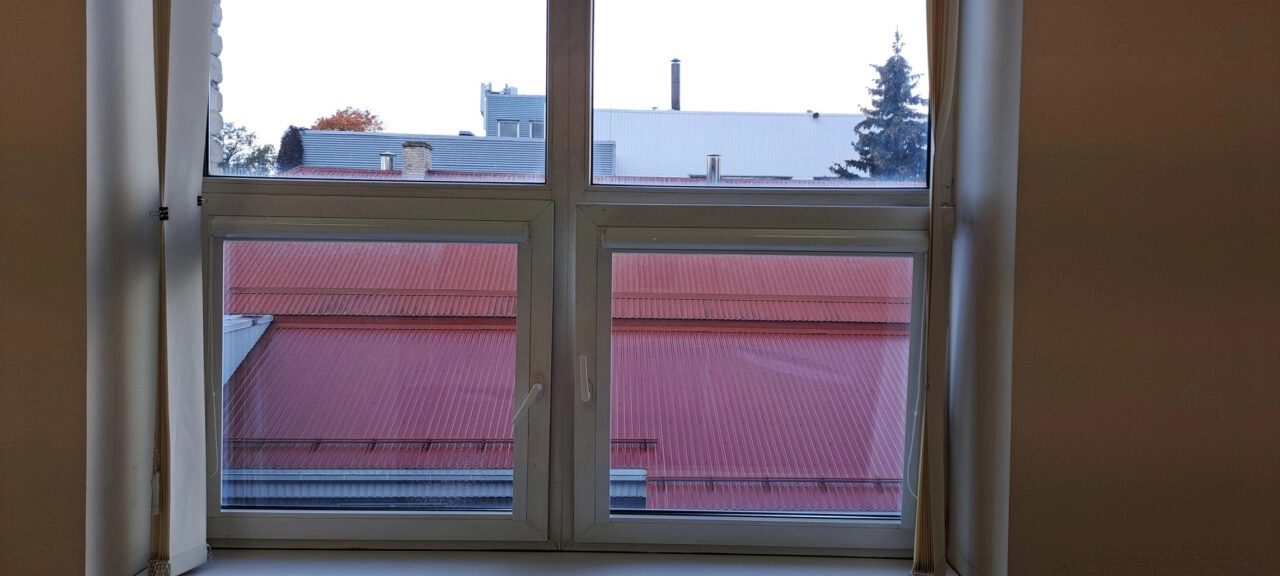 Aknapesu korrusmaja klaasidel